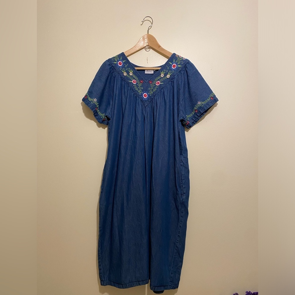 THE VERMONT COUNTRY STORE DENIM EMBROIDERED DRESS . Size M